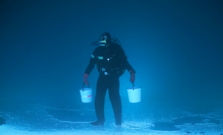 Как ходить под водой. Аквалангист идет по дну. Ходить под водой. Под водой зимой.