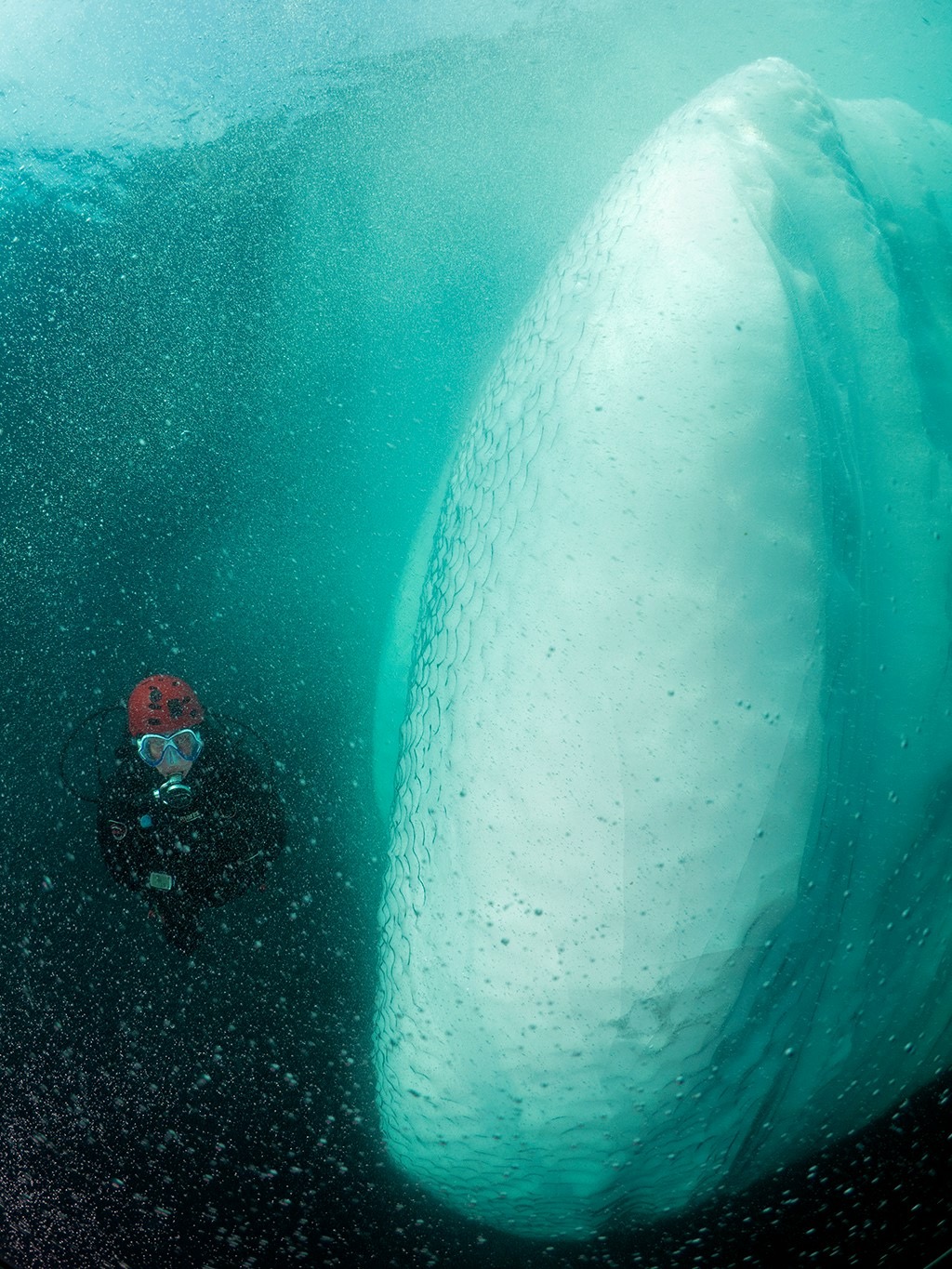 «IJsberg: Deze foto heb ik afgelopen zomer in Newfoundland gemaakt. Ik vond het heel bijzonder om naast een immense ijsberg te duiken. De bubbels die je ziet is het smeltwater wat van onderaf komt.» 