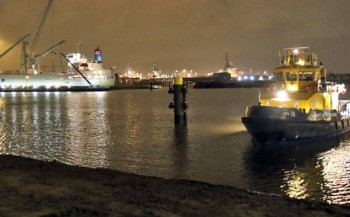 Nachtelijke 'duiker' van paal in Waalhaven gehaald