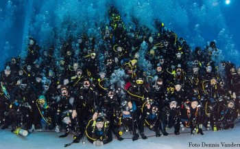 Duikers vestigen wereldrecord menselijke piramide onder water