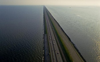 Lange buis zorgt voor visverkeer tussen IJsselmeer en Waddenzee