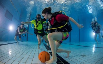 Kom naar het Nederlands Kampioenschap Onderwatervoetbal