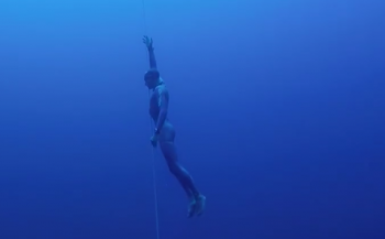 Onderwaterdrone filmt freediver van start tot finish