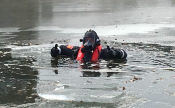 Brandweerduikers Utrecht oefenen op en onder het ijs