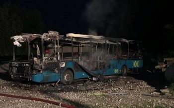Stadsbus voor Onderwaterpark Twiske brandt uit