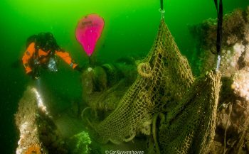 Duikers ruimen 3000 kg visnetten op uit Noordzee