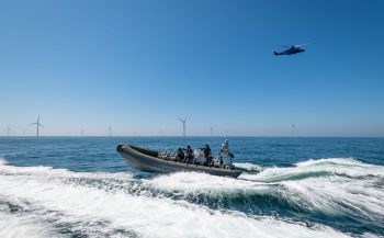 Schip Duik de Noordzee schoon op zee geënterd door politie