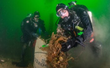 Expeditie Helgoland - duikers halen 3500 kg afval uit Noordzee
