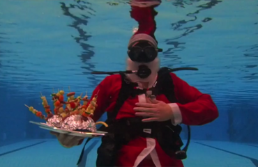In beeld: Kerstdiner onder water