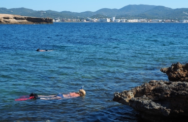 Wat is de temperatuur van het water rond Ibiza?