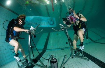 Nieuw wereldrecord: Calypso fietst 27 uur lang op de bodem van het zwembad