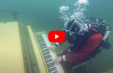 YouTuber speelt Under the Sea onder water