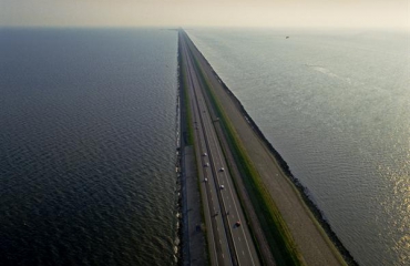 Lange buis zorgt voor visverkeer tussen IJsselmeer en Waddenzee
