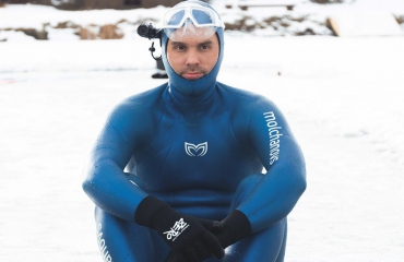 Alexey Molchanov vestigt nieuw wereldrecord freediven onder ijs